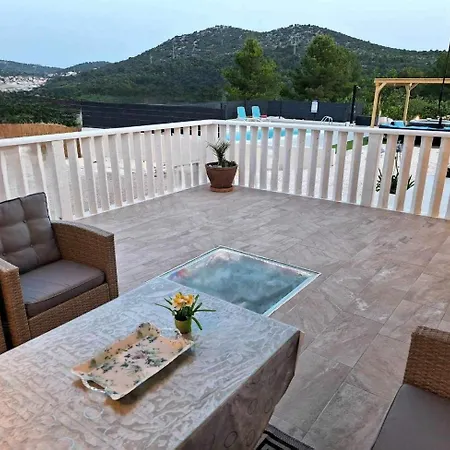 Vila Luxury With A Swimming Pool - 21484