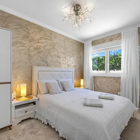 Luxury With A Swimming Pool - 21484