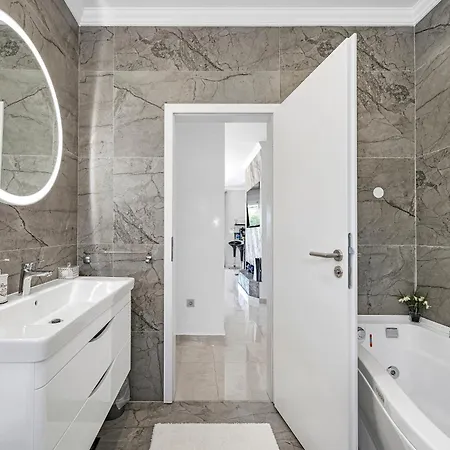 Luxury With A Swimming Pool - 21484 Villa