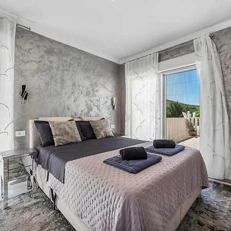 Luxury With A Swimming Pool - 21484 Sibenik