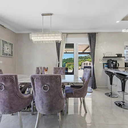 Luxury With A Swimming Pool - 21484