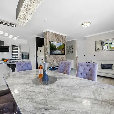 Luxury With A Swimming Pool - 21484