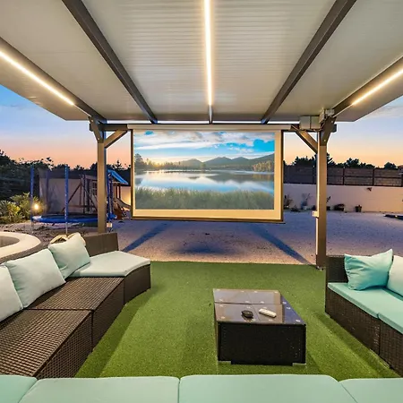 Luxury With A Swimming Pool - 21484
