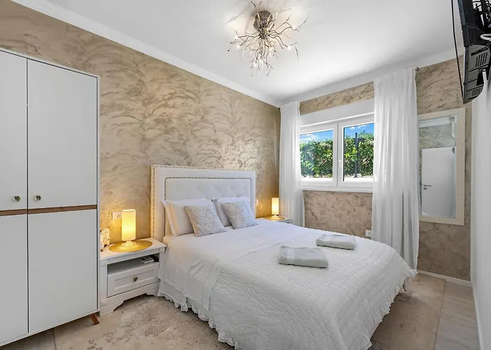 Luxury With A Swimming Pool - 21484