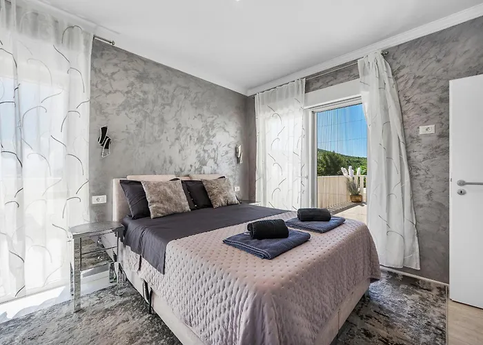 Luxury With A Swimming Pool - 21484 シベニク