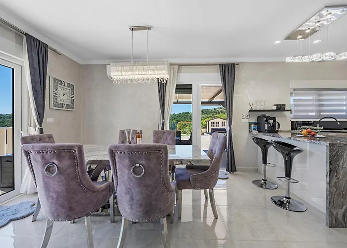 Luxury With A Swimming Pool - 21484