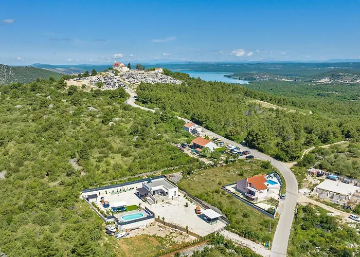 Luxury With A Swimming Pool - 21484